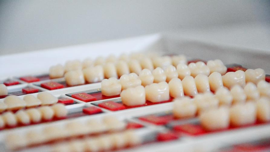 Zirkonový zubní povlak Türkiye: Nejlepší řešení pro estetický úsměv
